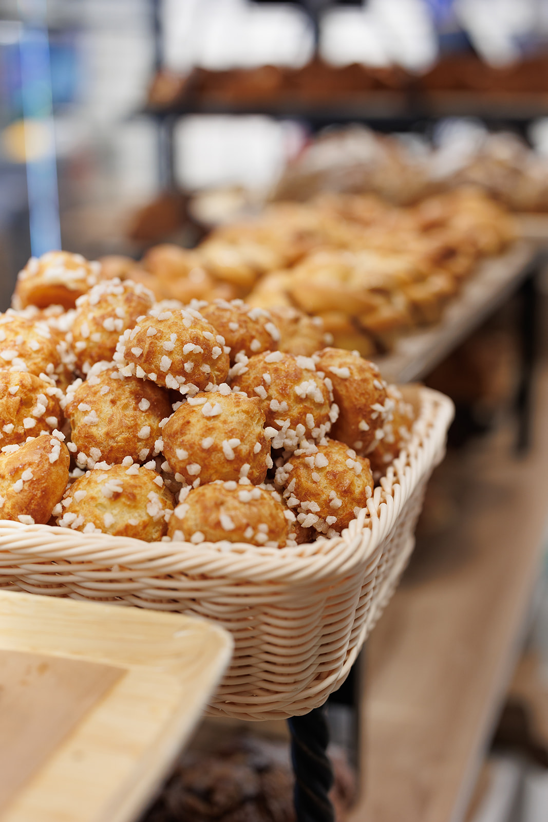 Artisan boulanger pétrissant la pâte à pain avec savoir-faire