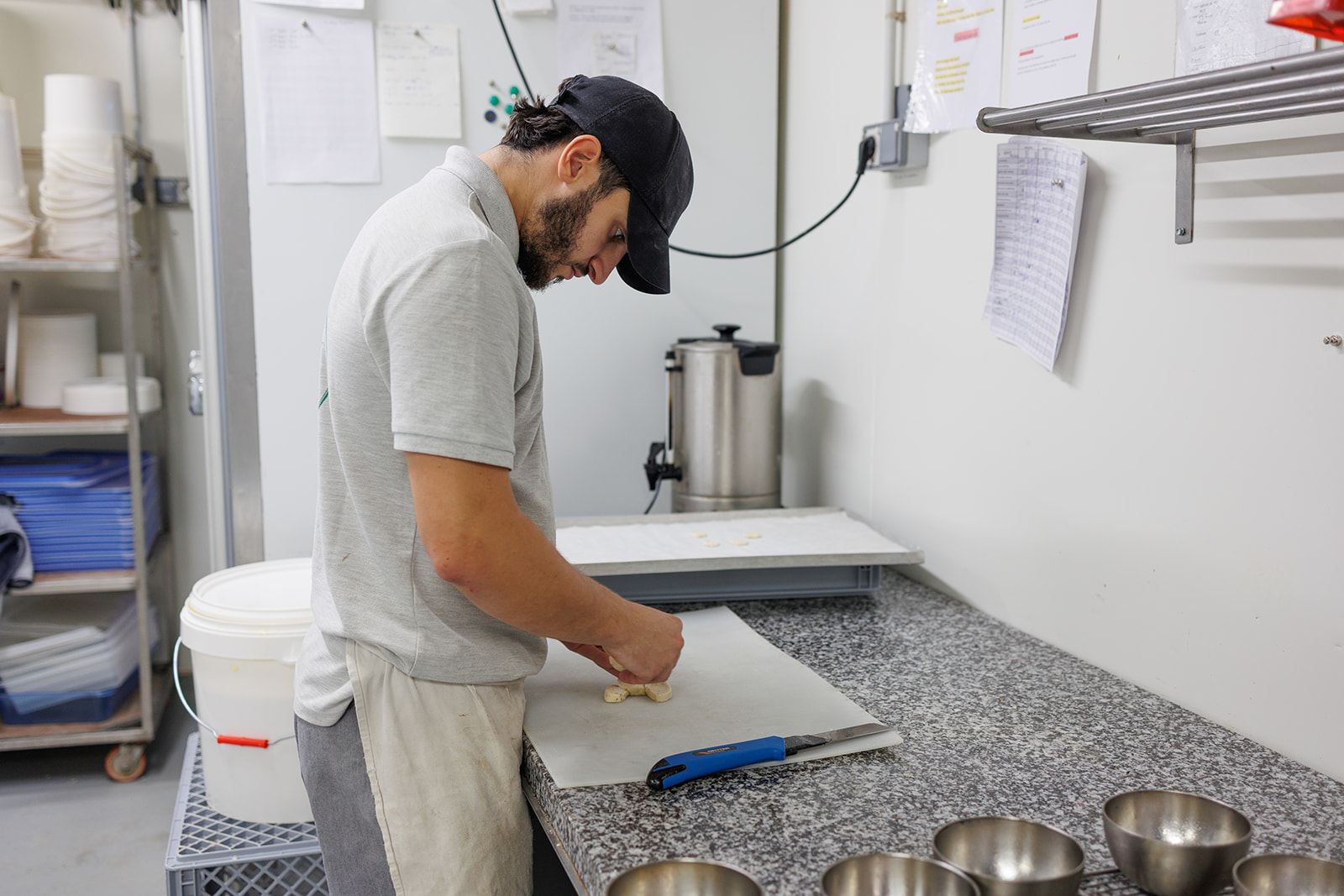 Sélection de pains artisanaux présentés en boulangerie