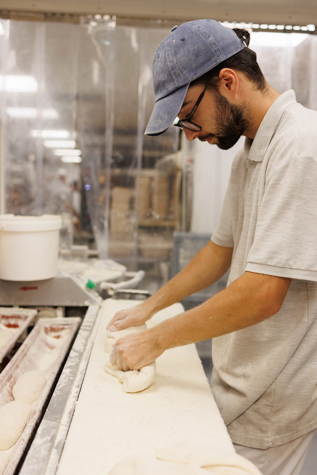 Détail de la mie alvéolée d'un pain artisanal au levain