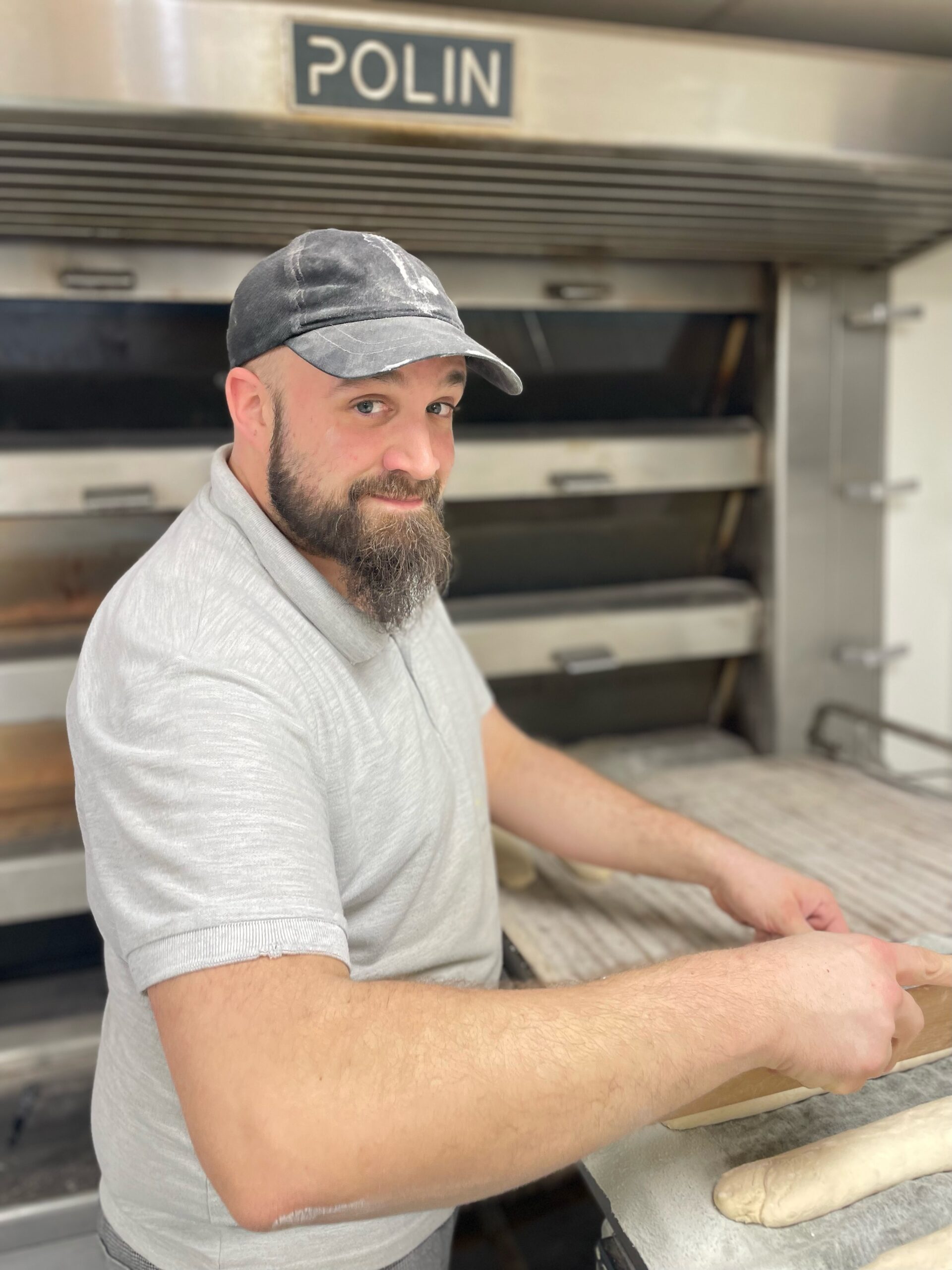 Artisan boulanger Au Pain par Nature travaillant le pain au levain