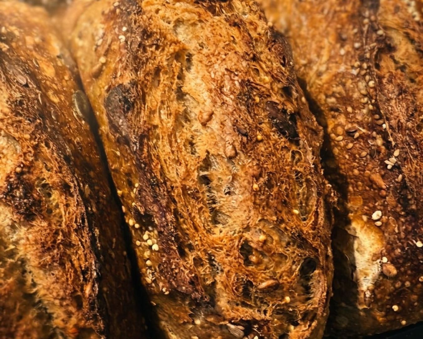 Pain au levain naturel avec croûte dorée et mie artisanale